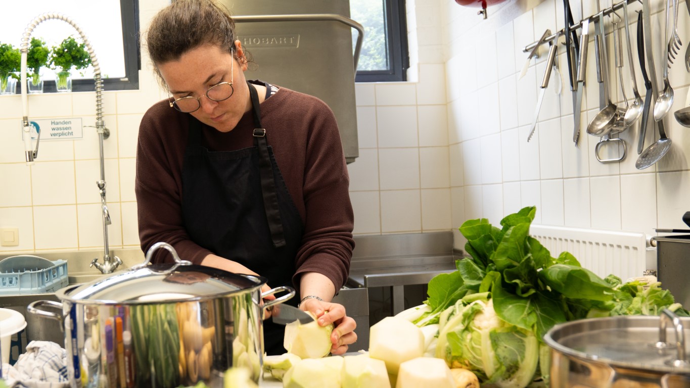 Je bekijkt nu Wat Leuven écht op zijn bord heeft: onderzoekster legt milieu-impact van voeding bloot